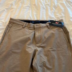 Brand New Men’s khaki Vineyard Vines On-The-Go Pant. Size 32x34